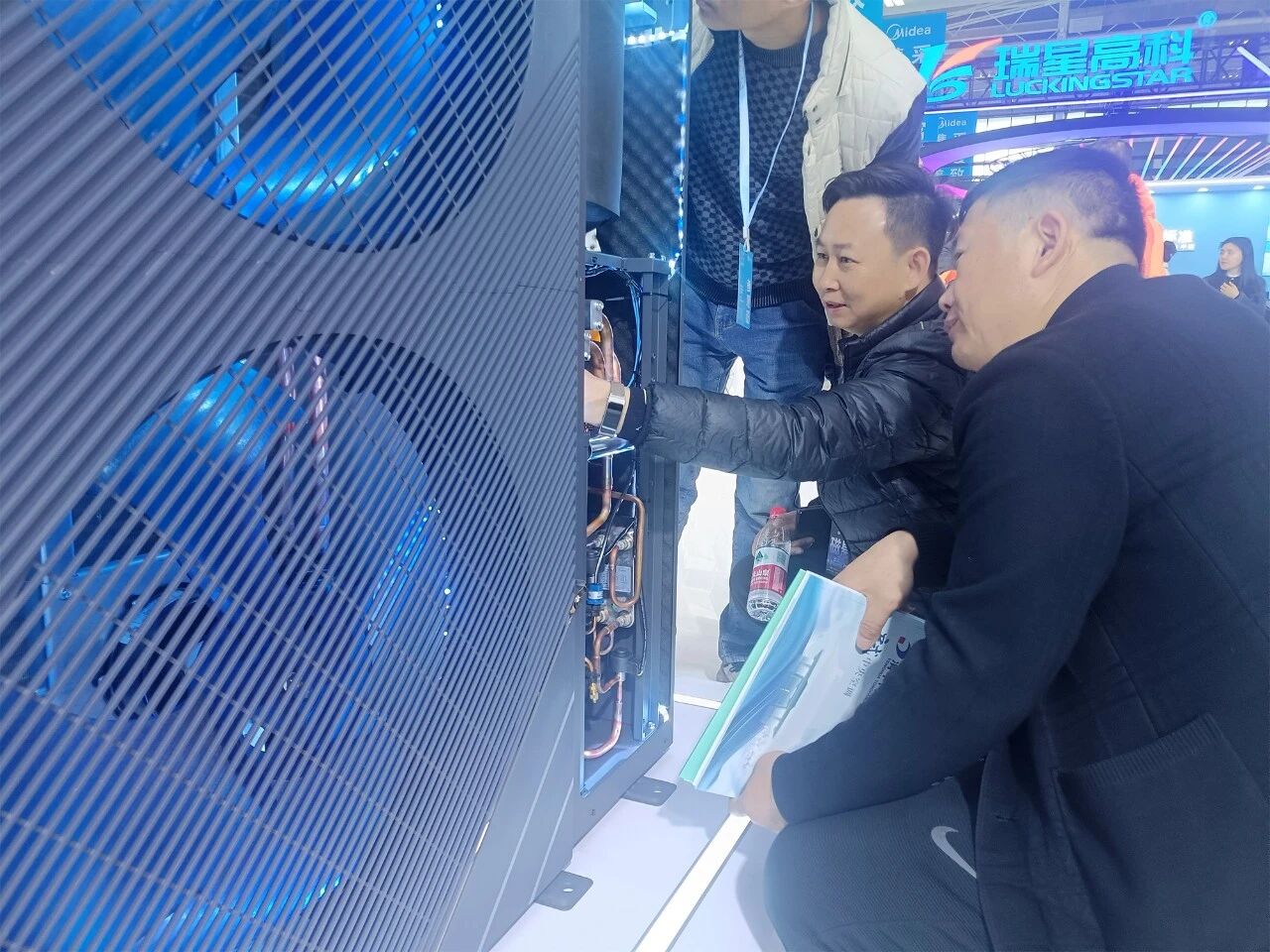盛况直击！总工团亲临点赞，创能智慧家五大“王炸”引爆2026热泵展